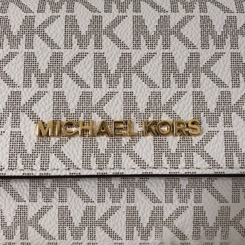 ❗️Sold❗️Michael Kors Large Trifold Wallet - Picture 3 of 8